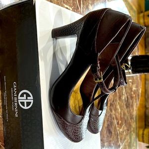 Giani Bernini memeort foam heels